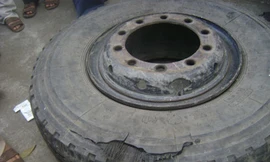 Nổ lốp xe khách: Người đàn ông văng cao 3 mét, tử vong