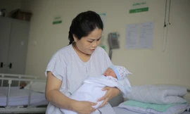 Bé trai chào đời cùng khối u xơ lớn của mẹ sau 18 năm chờ đợi