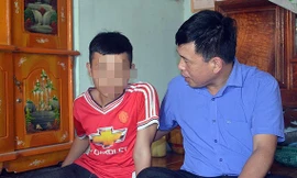 Trưởng phòng GD&ĐT huyện Quỳ Hợp tại nhà nam sinh lớp 9 Đinh X.H 