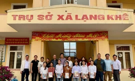 Tặng 1.300 cuốn vở cho học sinh Chôm Lôm