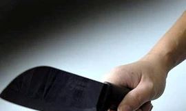 Đang ngủ với con, người đàn bà bị kẻ bịt mặt chém nguy kịch