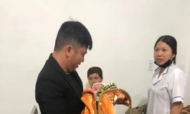 Bé gái sơ sinh bị bỏ rơi trước nhà dân trong đêm