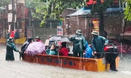 Bộ đội vượt lũ cứu hộ người dân TP Vinh giữa mưa trắng trời