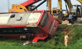 Xe khách lật bên lề đường lúc rạng sáng, 1 người chết, 20 người bị thương 