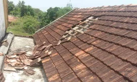 Máy bay hạ cánh làm tốc mái nhà dân