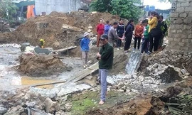 Bức tường làm bằng sò đổ sập khiến 2 người thương vong