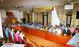 Quỹ Vì Tầm Vóc Việt, báo Tiền Phong trao quà cho người nghèo dịp tết Nguyên đán