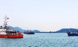 Nghệ An: Cứu nạn 6 thuyền viên tàu cá vào bờ an toàn