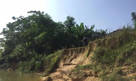 Sông lấn làng, trăm hộ dân sống thấp thỏm bên miệng ‘hà bá’