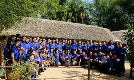 Tuổi trẻ Việt Nam - Lào thành kính dâng hương tại khu di tích Kim Liên