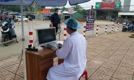 Máy đo thân nhiệt từ xa đang hoạt động tại BV Tây Bắc - Nghệ An. Ảnh: Cảnh Huệ