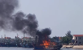 Tàu câu mực bốc cháy dữ dội nghi do chập điện