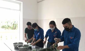 Bữa ăn 'tiếp sức' của tuổi trẻ Nghệ An với công dân cách ly tập trung
