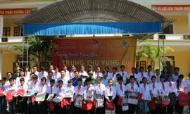 Tỉnh đoàn Nghệ An và báo Tiền Phong trao quà hỗ trợ học sinh Chôm Lôm