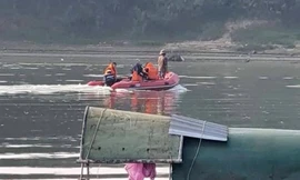 Lực lượng chức năng tìm kiếm tung tích anh N. Ảnh Trí Tặng.