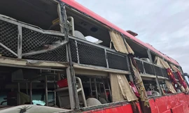 Xe khách lật nghiêng dưới ruộng khiến 8 người thương vong