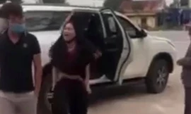 Người phụ nữ lột đồ chửi bới trước cổng đền Cuông