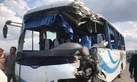 Ô tô tải đâm xe khách bay xuống ruộng như phim