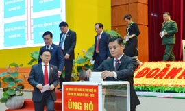 Đại biểu Đại hội Đảng bộ tỉnh Nghệ An quyên góp ủng hộ người dân miền Trung