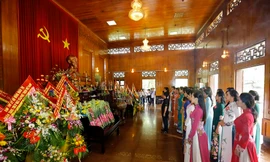 Thí sinh HHVN thành kính trước anh linh Người