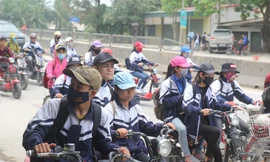 Thót tim cảnh học sinh hồn nhiên 'phi' xe máy, dàn hàng trên quốc lộ