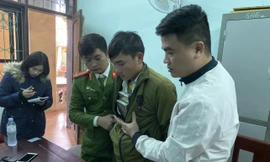 Bắt giữ nam thanh niên giấu 2 bánh heroin trong áo khoác