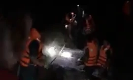 Đi bắt cá, 4 người bị mắc kẹt giữa sông khi lũ đổ về