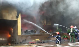 Khói bốc cao hàng chục mét, lửa bùng lên dữ dội
