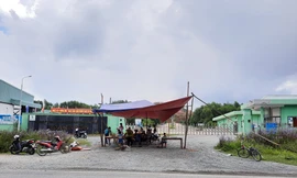 Dân Hà Tĩnh dựng rạp chặn cổng nhà máy xử lý rác Phú Hà