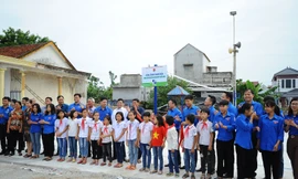 Đoàn thanh niên báo Tiền Phong tặng sân chơi thiếu nhi cho trẻ em miền biển