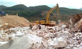 Nam công nhân tại mỏ đá rơi xuống vực tử vong