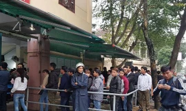 Đông nghịt người đội mưa đi làm hồ sơ xuất ngoại