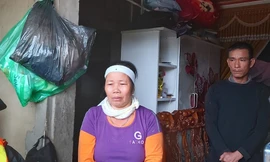 Vợ đau đớn nhìn quan tài chồng trong căn nhà ngập nước