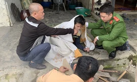 Cảnh sát lao xuống sông Lam cứu người đàn ông nhảy cầu tự vẫn