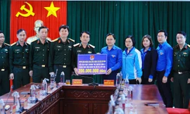 Bí thư Thường trực Trung ương Đoàn thăm, tặng quà Quân khu 4