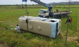 Xe chở 20 công nhân đâm cọc tiêu lao xuống ruộng, nhiều người bị thương