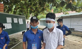 Gượng nỗi đau mất bố, thí sinh đeo khăn tang đi thi