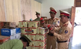 Tạm giữ xe tải chở lượng lớn bia rượu không giấy tờ