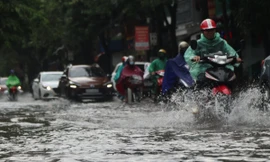 Mưa lớn, nhiều tuyến đường ở thành phố Vinh ngập sâu