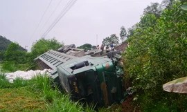 Xe tải bay xuống ruộng, người dân phá cabin cứu tài xế