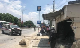 Xe cứu thương mất lái đâm liên hoàn rồi lao vào quán tạp hóa