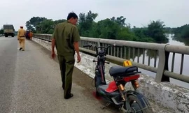 Nghi vấn nữ sinh để lại xe máy điện cùng bức thư rồi nhảy cầu tự tử