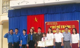 Khen thưởng nữ sinh nhặt được bọc tiền 23 triệu nộp công an tìm người đánh rơi