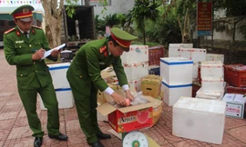 Nghệ An: Bắt giữ 2 tấn hoa quả các loại không rõ nguồn gốc 
