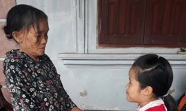 Nhặt được 11 triệu cùng 3 chỉ vàng, học sinh lớp 3 trả lại cụ bà