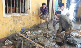 Giáo viên, học sinh vùng cao 'vật lộn' với bùn đón năm học mới