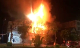 Ảnh viện áo cưới bốc cháy ngùn ngụt trong đêm