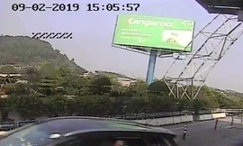 Bắt tài xế cố thủ trong ôtô sau khi đâm cọc tiêu vượt trạm thu phí BOT