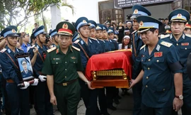 Nghẹn ngào giây phút người thân, đồng đội tiễn đưa hai phi công Su-22