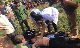 Nạn nhân sau đó được sơ cứu và đưa đến trung tâm y tế huyện để xử lý